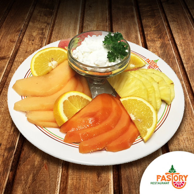 Plato de frutas con nieve o queso cottage