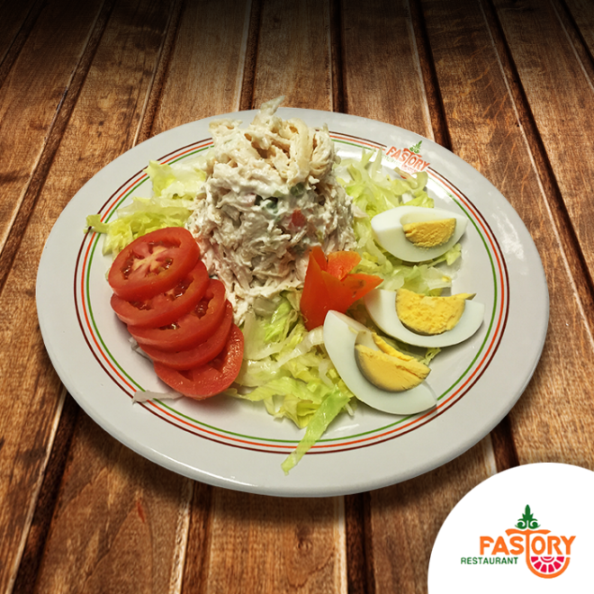 Ensalada de pollo y huevo