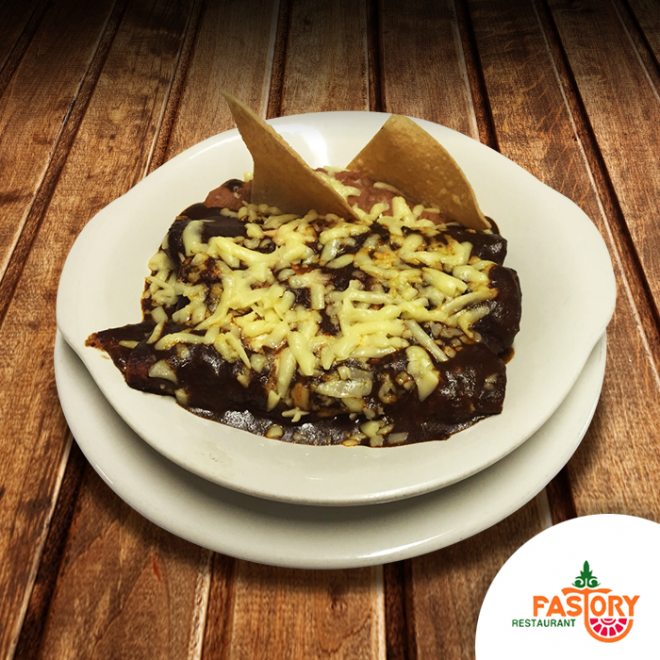 Enchiladas con mole, suizas o rancheras