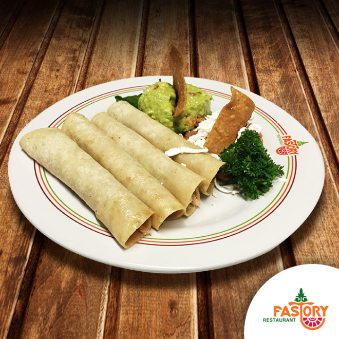 Tacos de pollo con frijoles refritos y guacamole