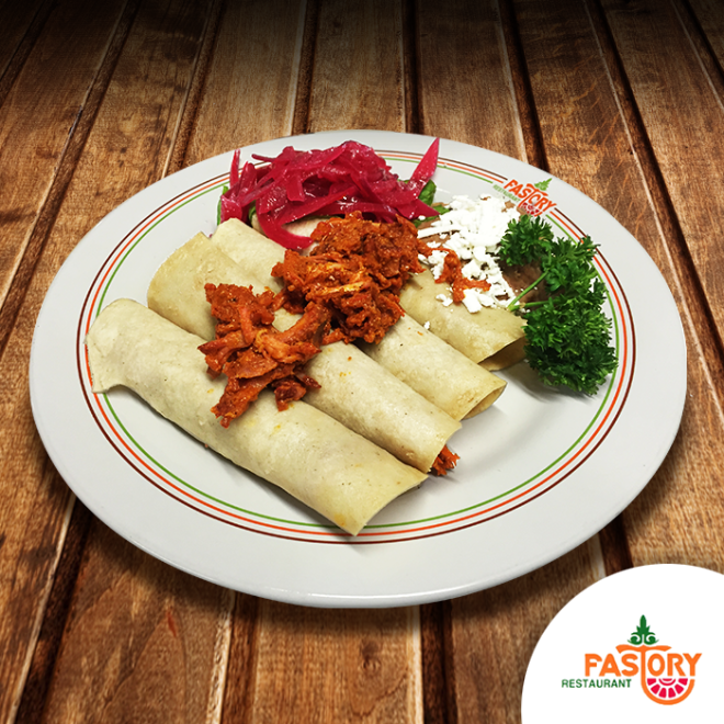 Tacos de cochinita pibil con cebolla en escabeche